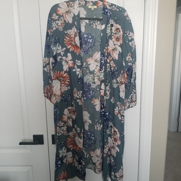 Kimonos - Picture 1 of 3